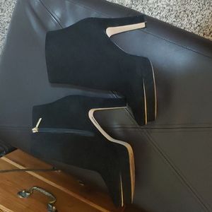 Karl Lagerfeld bootie 9.5